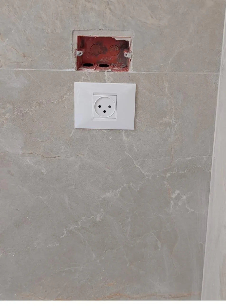 הזזת שקע חשמל בחדרה