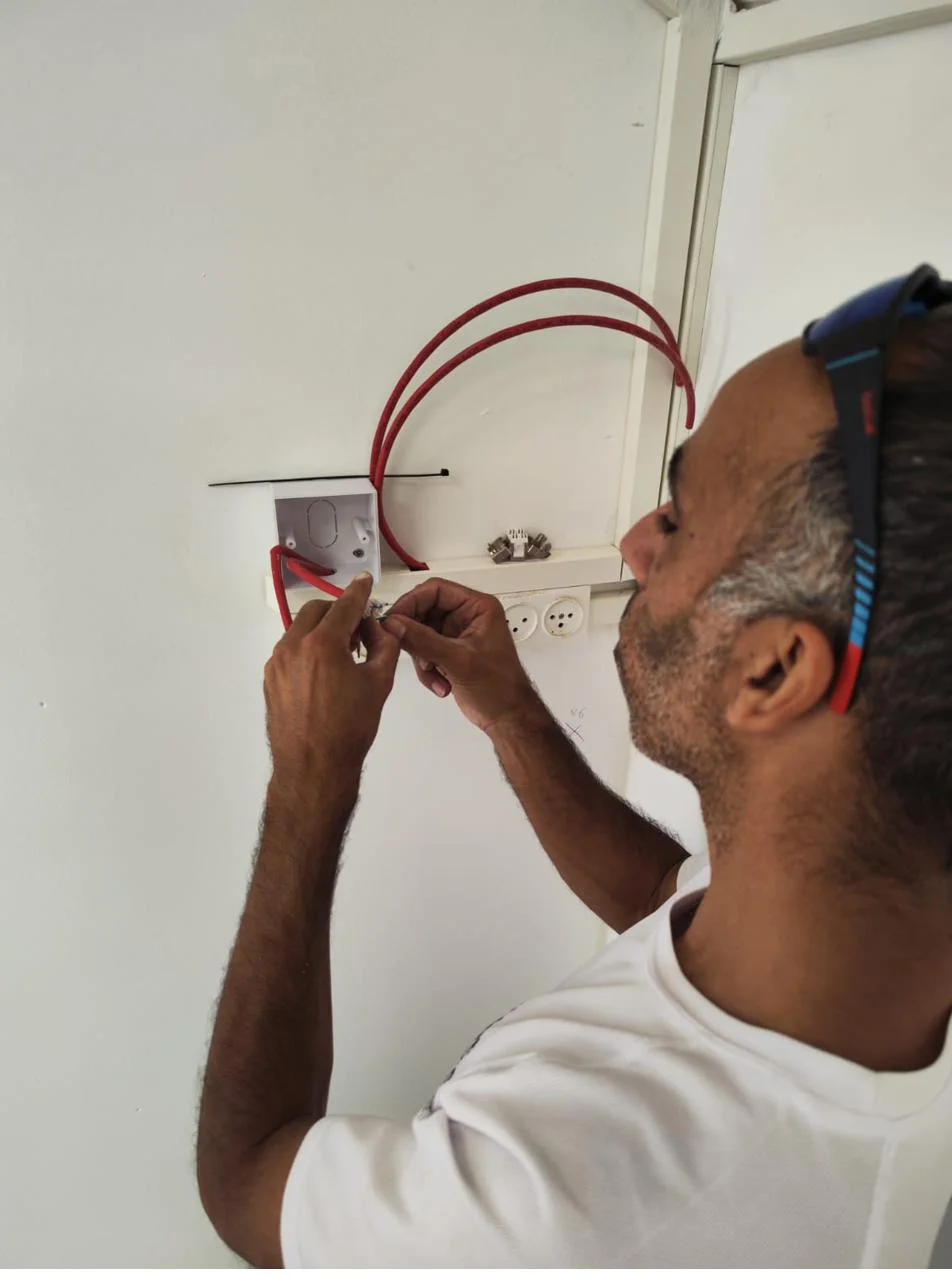 נתנאל בעבודת חיווט שקע רשת